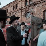 Wycieczka żydowska przed prywatnym domem modlitwy (synagogą) rodziny Alterów (fot. A. Jaszczak)