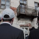 Wycieczka żydowska przed dworem rodziny Alterów (fot. A. Jaszczak)