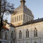 Świątynia Miłosierdzia i Miłości w Płocku – nad kopułą widoczny symbol monstrancji