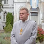 Mateusz Maria Felicjan Szymkiewicz – mariawicki kapłan w sutannie z symbolem monstrancji