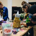 Wspólne tworzenie ozdób bożonarodzeniowych w Klubie Osiedlowym Przełom, fot. Julia Klewaniec