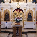 Anałojczyk - stolik, na którym znajduje się główna ikona cerkwi. W tle ikonostas i królewskie wrota (fot. Julia Klewaniec)