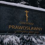 Tablica przed wejściem na cmentarz prawosławny w Stanisławowie (fot. Julia Klewaniec)